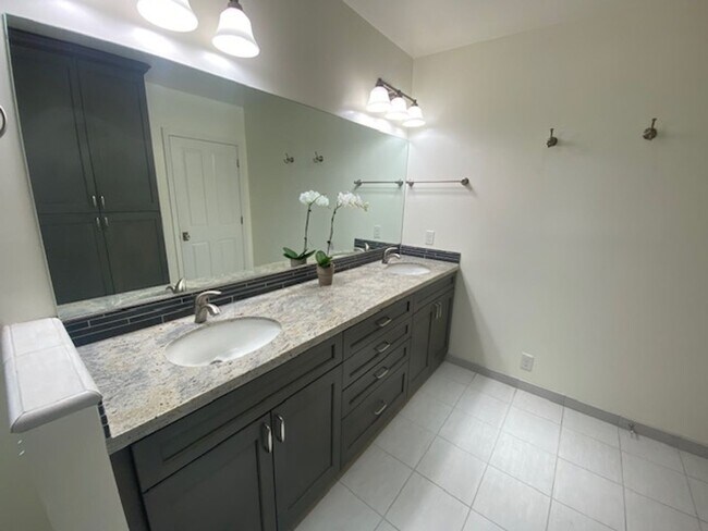 Building Photo - 340 Bishop Ave