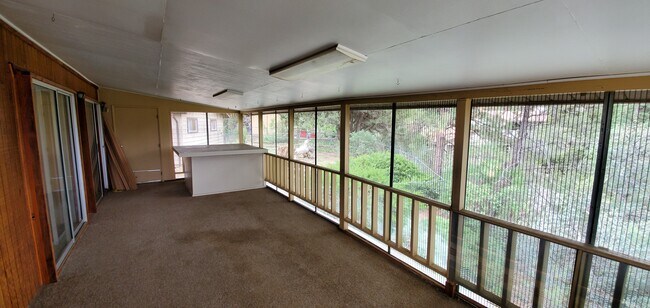 Building Photo - 770 Eastwood Dr