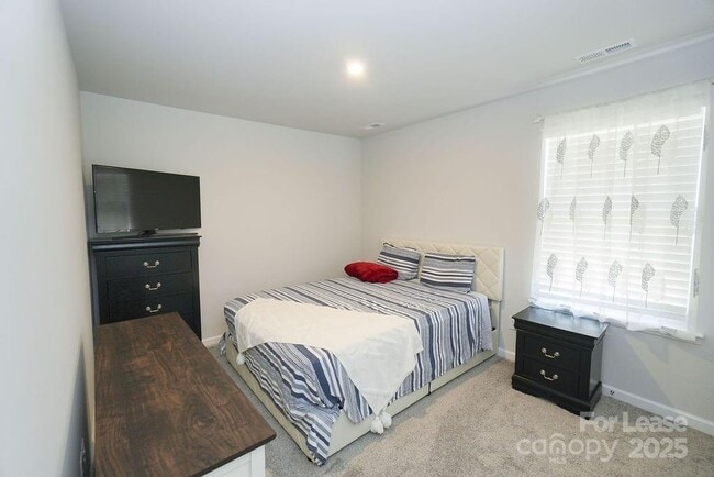 Building Photo - 547 Sitka Dr