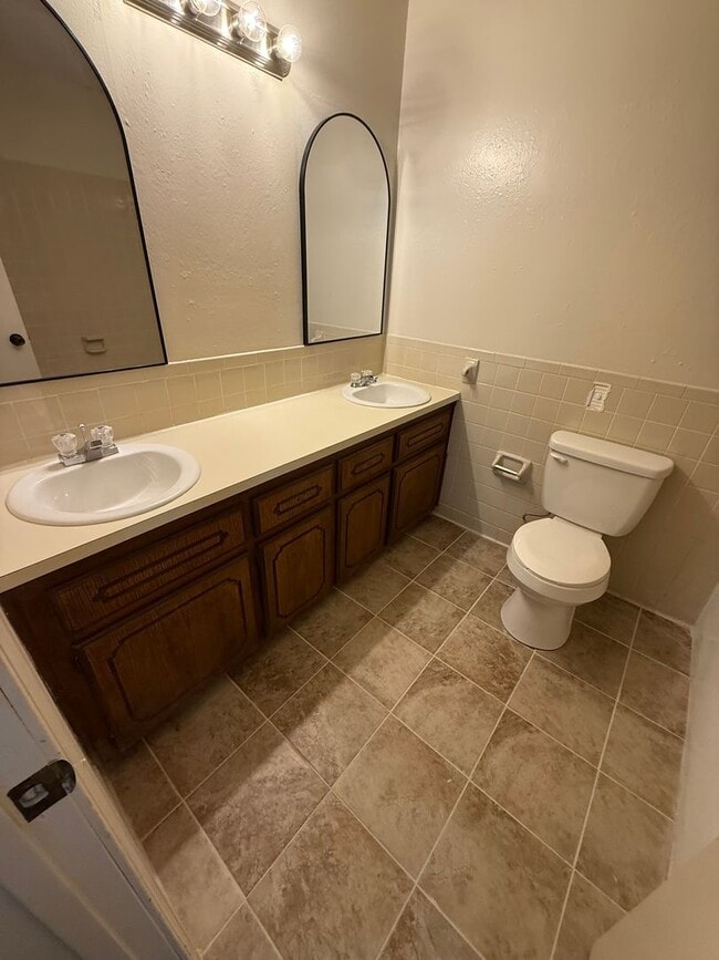 Building Photo - 3 Bed 1.5 Bath Total Electric, Fenced Back...