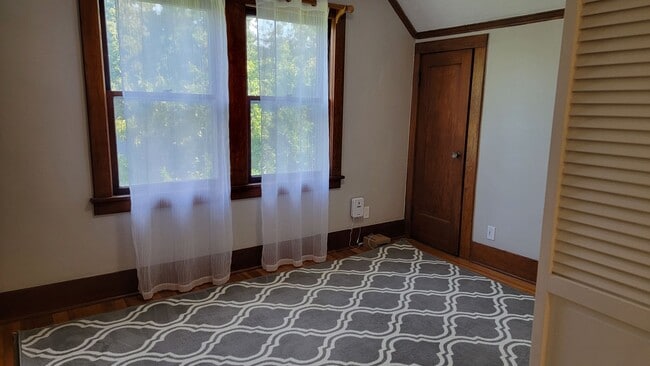 Building Photo - Bright and Spacious vintage 2 bedroom apar...