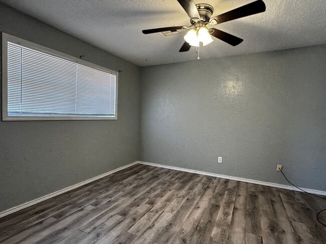 Building Photo - 3417 SW Crestview- Available now!