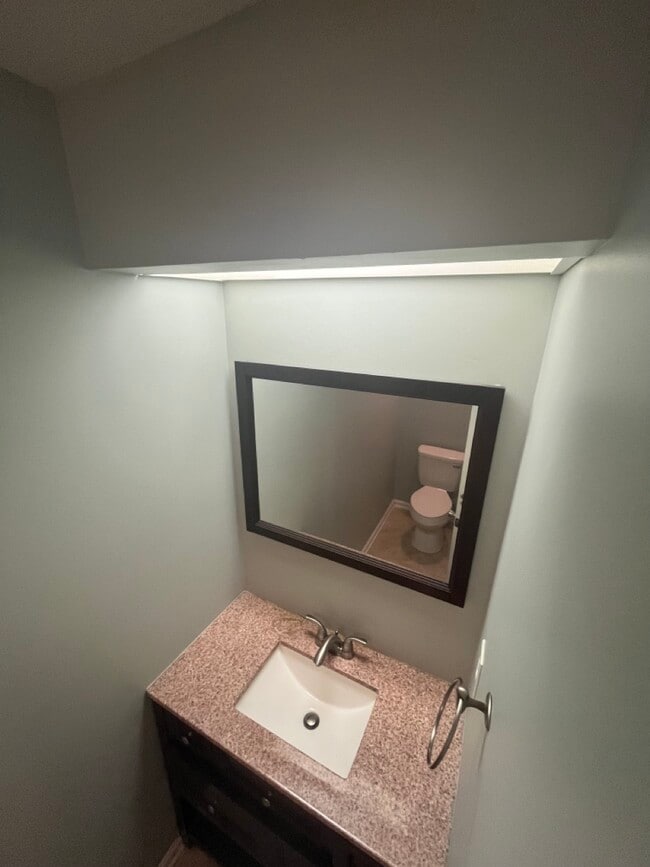 1/2 bath - 317 Wimbledon Chase