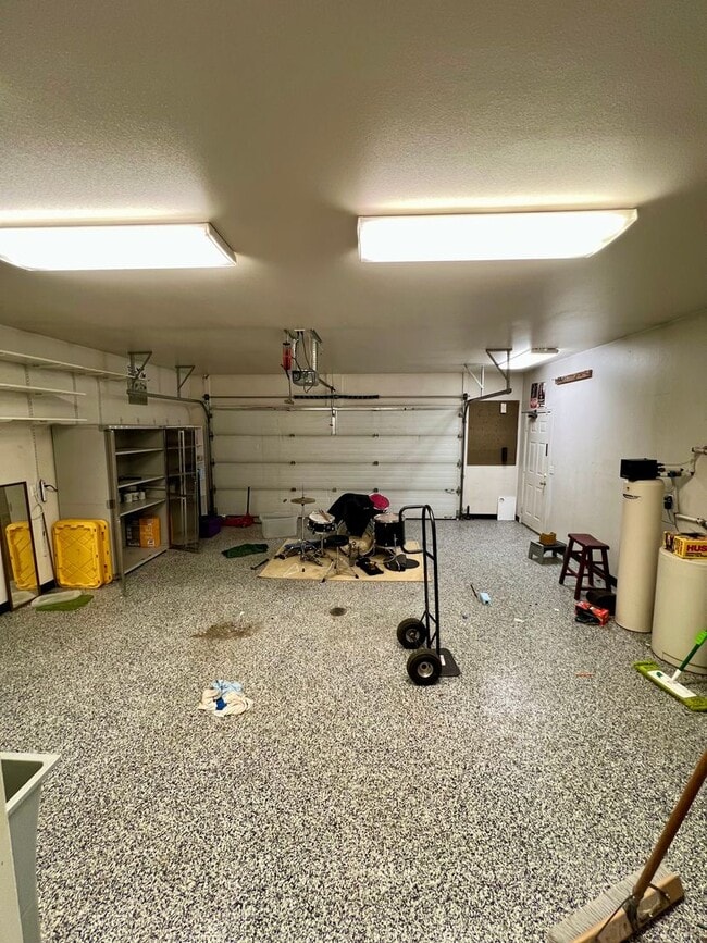 Building Photo - Spacious 3BR/2.5BA Fairbanks Home – Garage...