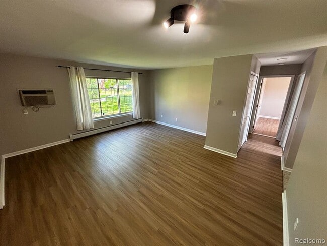 Building Photo - 454 Romeo Rd