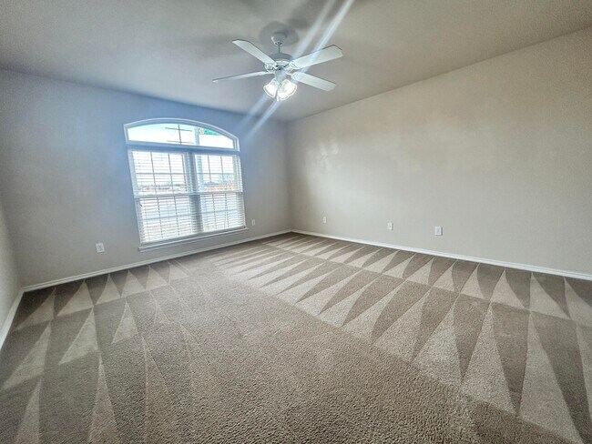 Building Photo - 10601 Clinton Ave