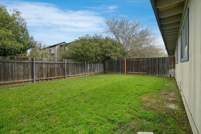 Building Photo - Beautiful duplex locate in Sacramento!
