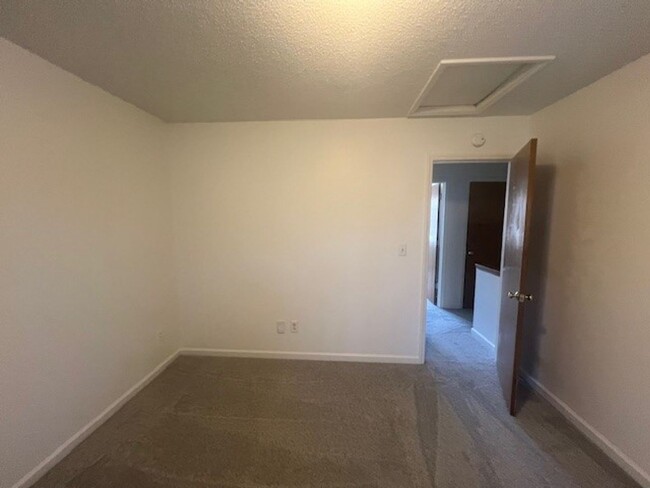 Building Photo - Spacious Townhouse With Lots of Closet Space!