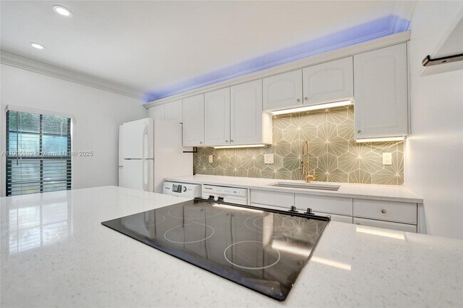 Building Photo - 815 NE 28th St