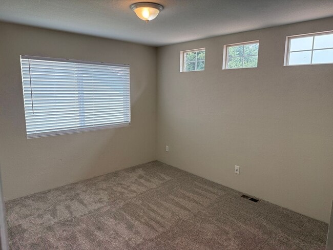 Building Photo - Spacious 4-bed, 3-bath home on a quiet cul-de-sac — no lawn maintenance required.