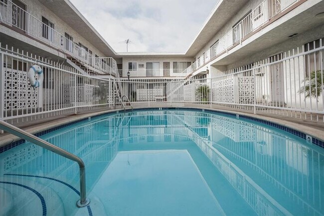 Building Photo - 425 N Hobart Blvd