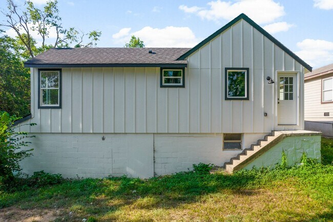 Building Photo - Gorgeous 3 bedroom 2 bathroom home