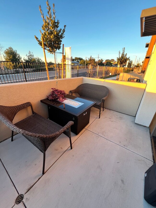 Building Photo - 1052 Kendale Wy