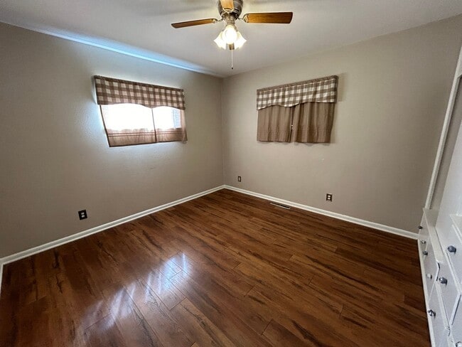Building Photo - 3 Bedroom 1 Bath Large House with Garage & Many Amenities