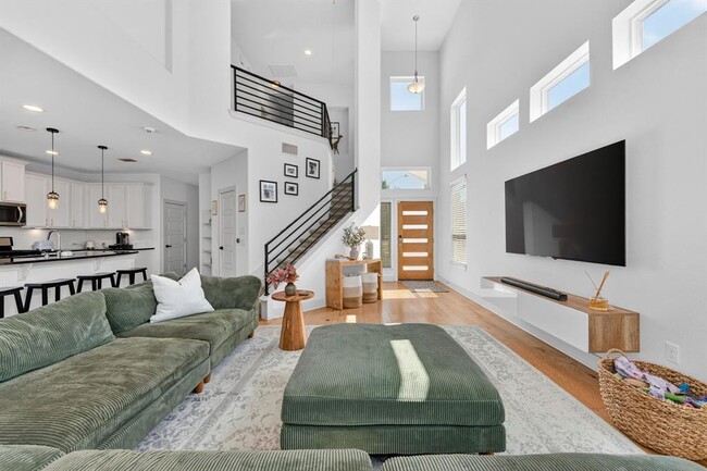 Building Photo - 2206 Hermia St