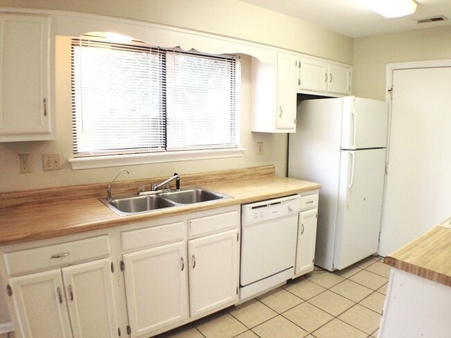 Building Photo - Beautiful and Waterfront!