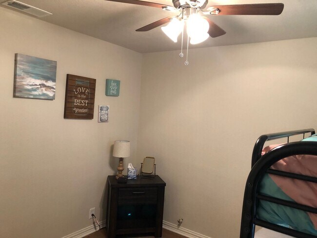 Building Photo - Move in Ready - 3 bedroom 2 bath 1 car garage