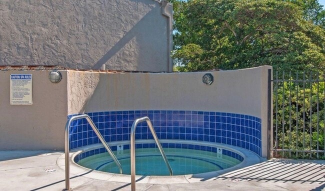 Building Photo - LIGHT & BRIGHT UPGRADED, 2 BEDROOM CONDO, ...