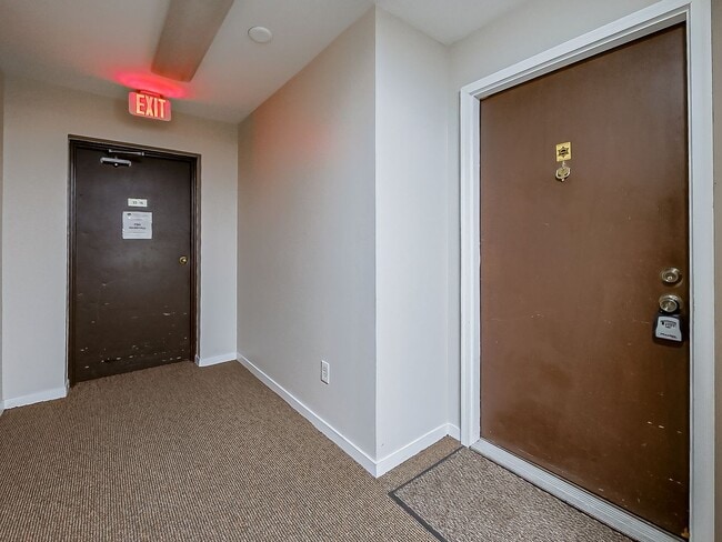 Building Photo - AVAILABLE NOW! Inviting 2-Bedroom, 2-Bath Home in a Convenient Farmington Hills Community