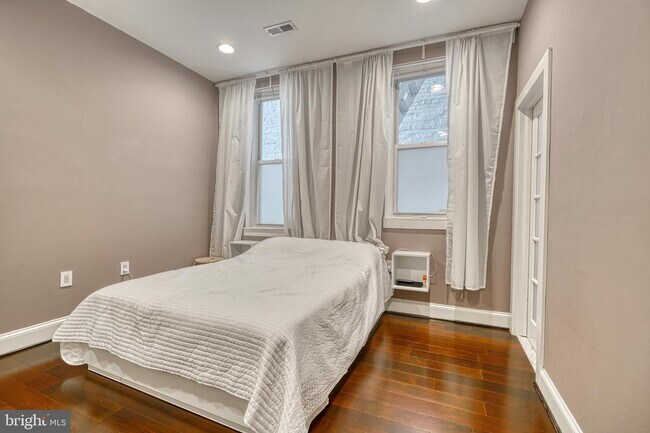 Building Photo - 12 E Mt Vernon Pl