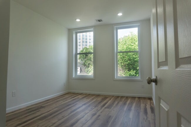Building Photo - 576 Newark Ave