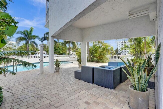 Building Photo - 720 Bayshore Dr