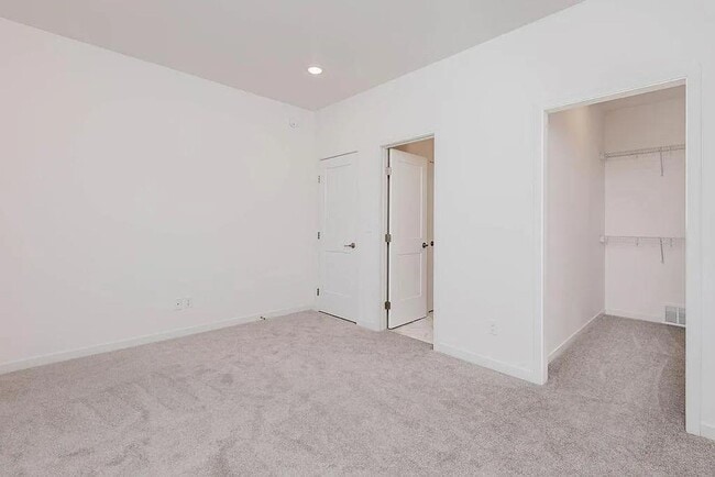 Building Photo - 1517 KEYSTONE CIR NE