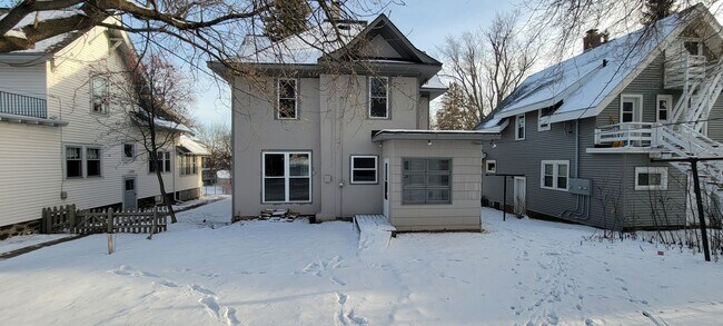 Building Photo - AVAILABLE NOW - 4 Bedroom with garage