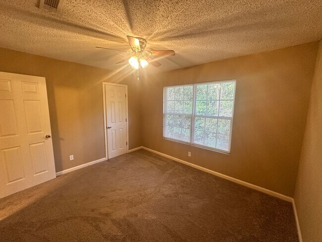 Building Photo - 2BD/1.5B Apartment in Adel