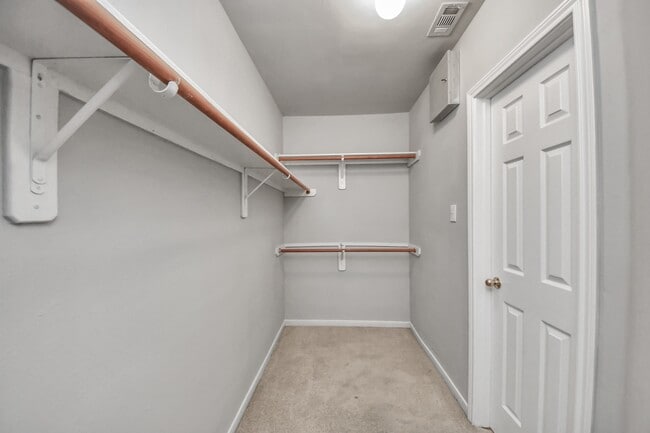 Building Photo - 1502 Brook Grove Dr