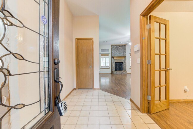 Building Photo - Beautiful 3-Bedroom / 2-Bathroom home in Yukon!