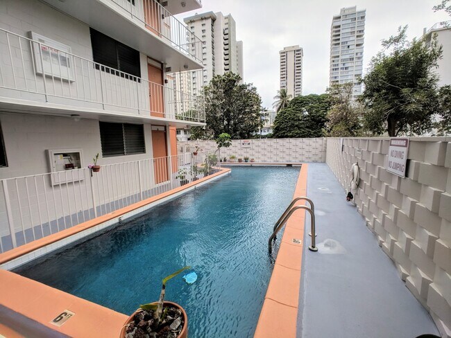 Building Photo - Partly Furnished 1-Bedroom 1 Bath with No Parking at Hawaiian Crown in Waikiki