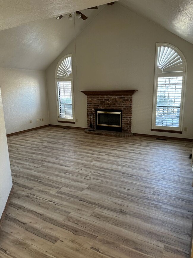 Building Photo - 4 bedroom 2 1/2 bath 3 car garage home