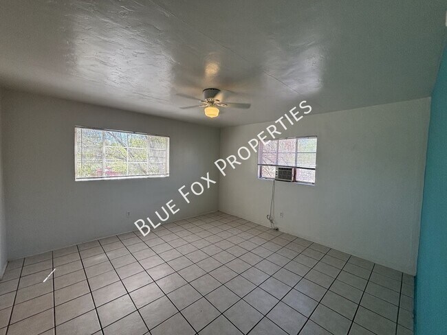 Building Photo - 949 N Montezuma Ave