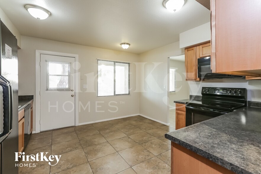 Building Photo - 4501 S Forest Ave