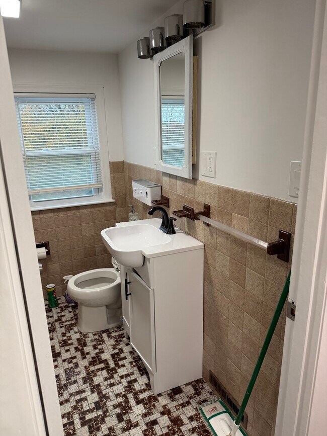 Building Photo - 3 Tufts Ln