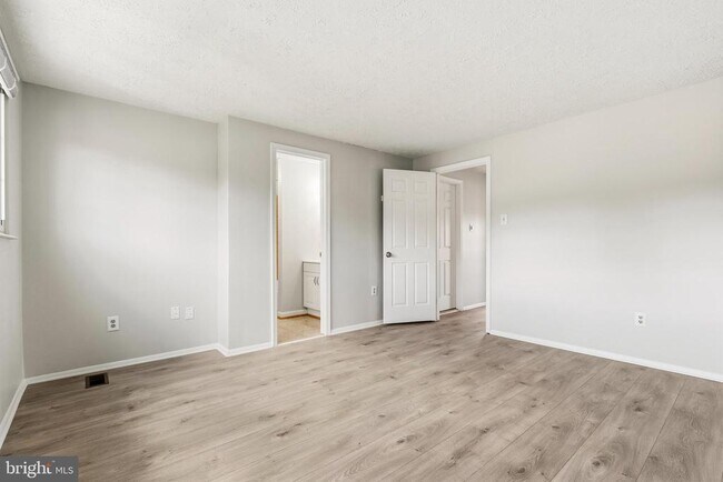 Building Photo - 4600 Brentleigh Ct