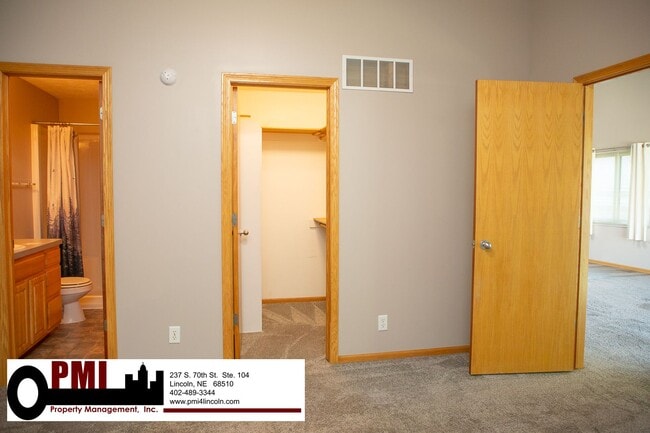 Building Photo - 3 Bedroom and 3 Bathroom Duplex. Available...