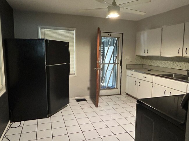 Building Photo - Charming 2-Bed, 2-Bath Home in Sarasota