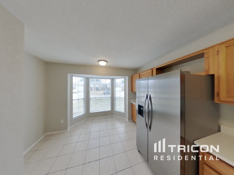 Building Photo - 2628 Dahlia Dr