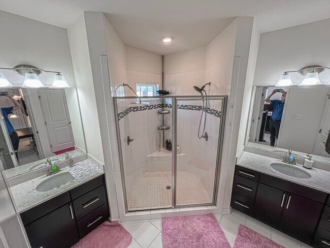 Building Photo - Stunning and Spacious 3 Bed, 2.5 Bath End-...