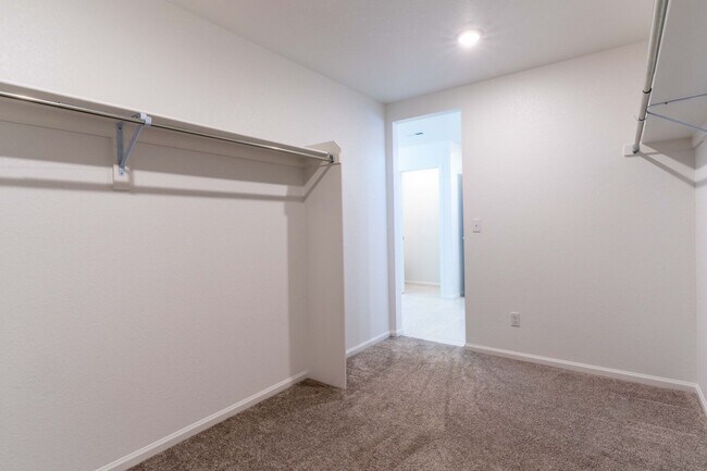 Building Photo - Available NOW! 4 Bedroom 3 Bath Beautiful Home