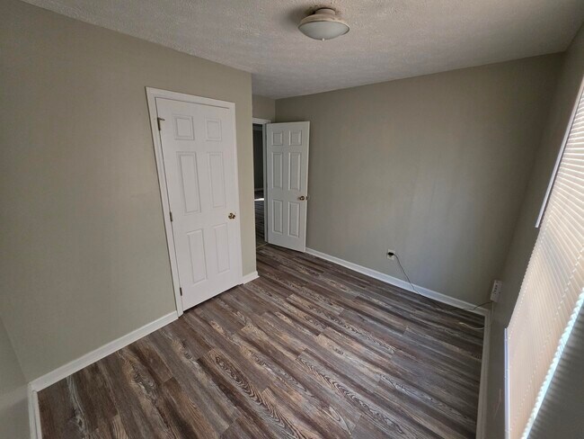 Building Photo - 2592 Woodhill Dr