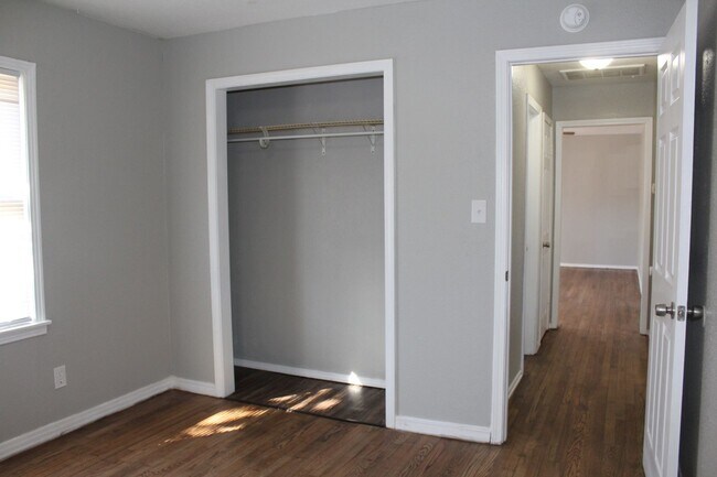 Building Photo - 3 bedrooms with appliances!