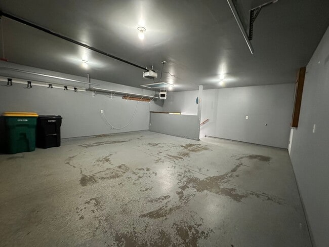 Building Photo - 3 Bed, 2 Bath Twinhome!