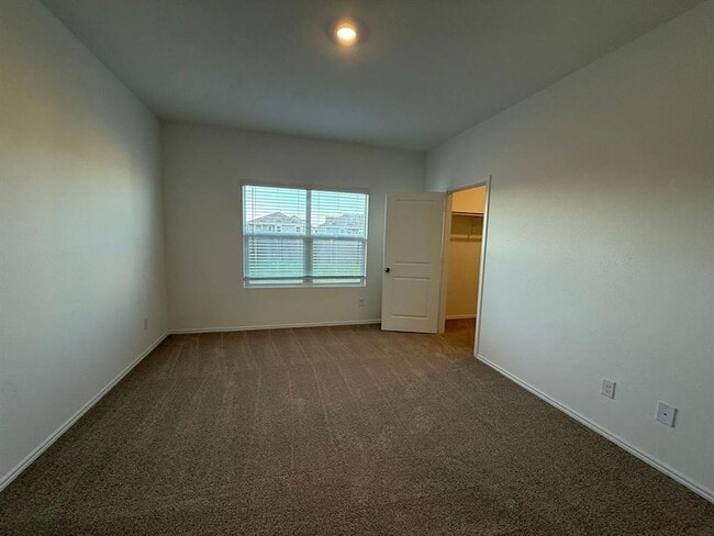 Building Photo - 561 Sormonne Lp