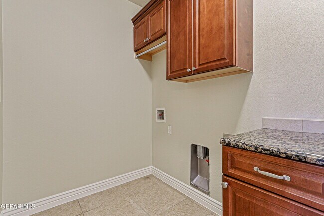 Building Photo - 6285 Wildwood Ct