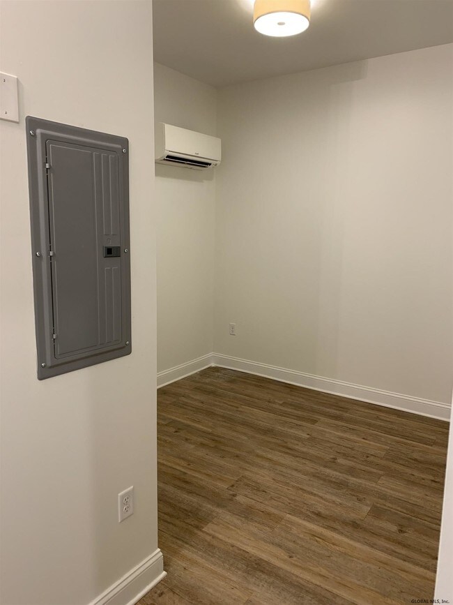 Building Photo - 68 Putnam St