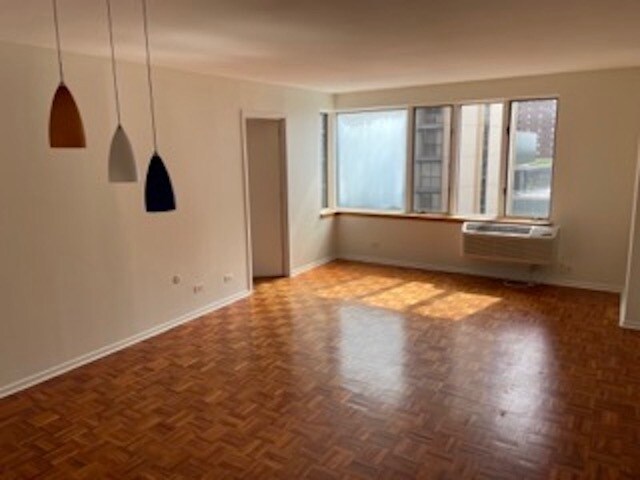 Building Photo - 801 S Plymouth Ct