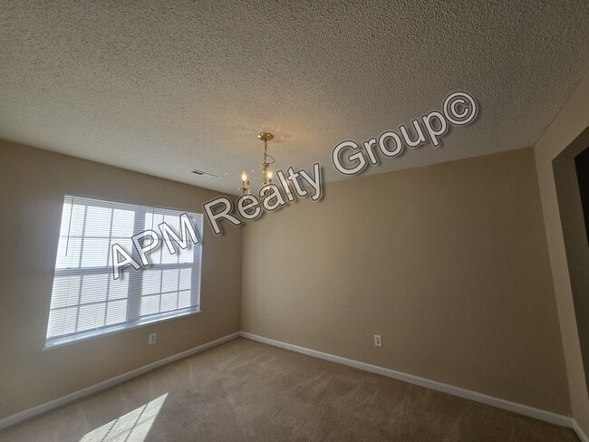 Building Photo - Spacious three bedroom home in the Northeast